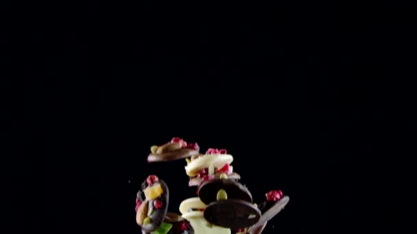 飛行と落下白とダークチョコレートで作られた豪華なお菓子スローモーション — ストック動画