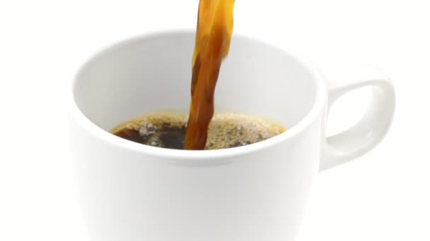 Getto di caffè caldo nero versando in tazza rallentatore isolato su sfondo bianco — Video Stock