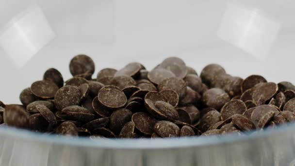 Preparando el chocolate hecho a mano, las callets de cobertura de chips caen en un tazón lento mo — Vídeos de Stock