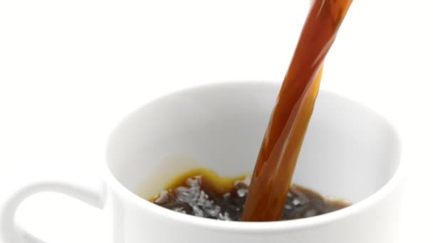 Getto di caffè caldo nero versando in tazza rallentatore isolato su sfondo bianco — Video Stock