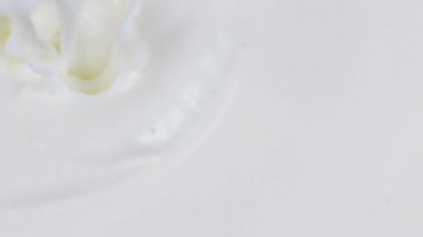 Süt yüzeyine dökülen dondurma üretimi süt kremi tanıtımı