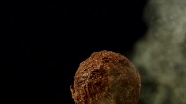 Şef el yapımı lüks trüf mantarına altın tozu üfledi. Yavaş çekim kapanıyor.