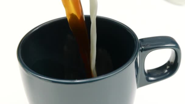 Caffè e latte Getti versare in tazza lento mo primo piano isolato su sfondo bianco — Video Stock