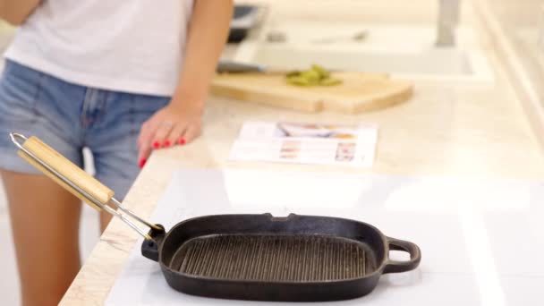 Amatörkock sätter rå fläsk Patty från malet kött till grill pan för att göra hamburgare — Stockvideo