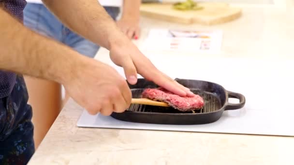 閉じる男はフライパンでおいしいバーガービーフカツを調理,肉のみじん切りを調理 — ストック動画