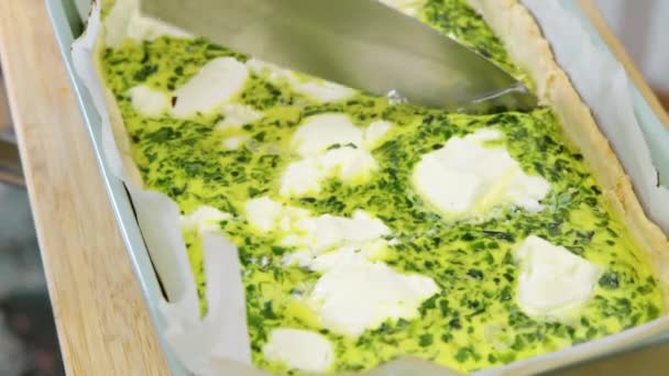 Close-up de faca cortando deliciosa torta de quiche caseira com espinafre e camarão — Vídeo de Stock