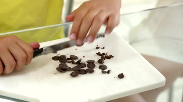 Nybörjare kock barn skivor choklad för att göra choklad muffin, paj eller bakverk — Stockvideo