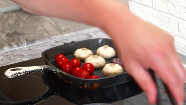 Zblízka smažená zelenina v grilované pánvi: pečené cherry rajčata cibule houby — Stock video