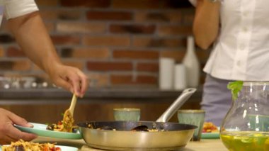 Masayı kapat, ev yapımı yemekleri tabağa koy, aile yemekleri yap.