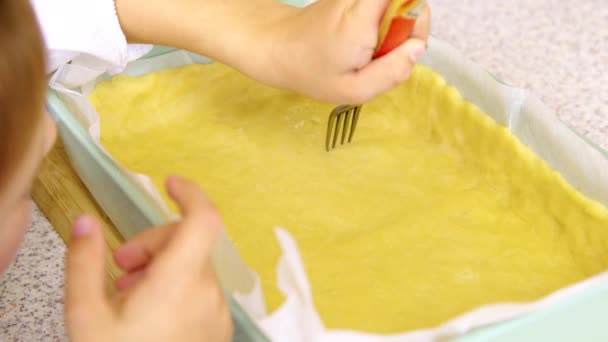 Maman et fille cuisinent ensemble percer la pâte à la fourchette avant de cuire au four — Video