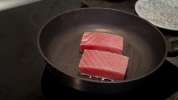 Chef-kok maakt twee tonijnsteaks met tang te bakken alle kanten koken diner thuis — Stockvideo