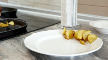 Kızarmış patates parçalarını beyaz tabağa koy, basit bir meze tarifi.