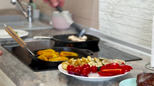 Smażone warzywa to najlepsze boczne danie na stek. gotowanie kolacji w domu. — Wideo stockowe