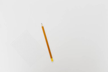 Kalem beyaz masa üzerinde boş beyaz kağıt. Yüksek kaliteli grafiği