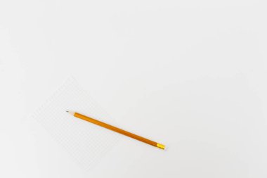 Kalem beyaz masa üzerinde boş beyaz kağıt. Yüksek kaliteli grafiği