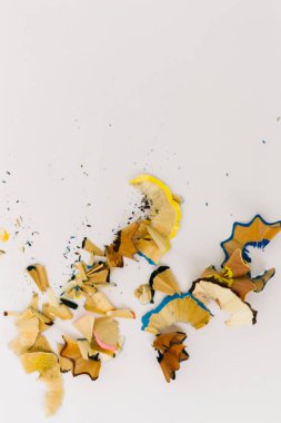 Yukarıdan yakından görmek kalemler keskinleştirme sonra talaşı renk