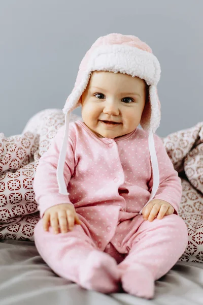 Mutlu bir gülümseme gülümseyen güzel kız bebek