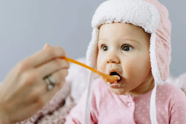 bir kaşık yemek yiyen bebek