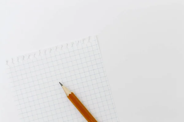 白い机の上の鉛筆で空白のホワイト ペーパー 高品質 Grap — ストック写真