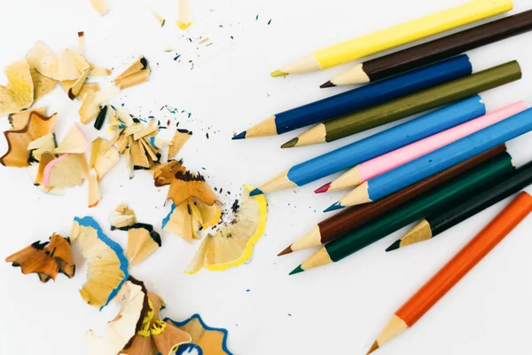 聖霊降臨祭で分離された色鉛筆と色の鉛筆削り — ストック写真