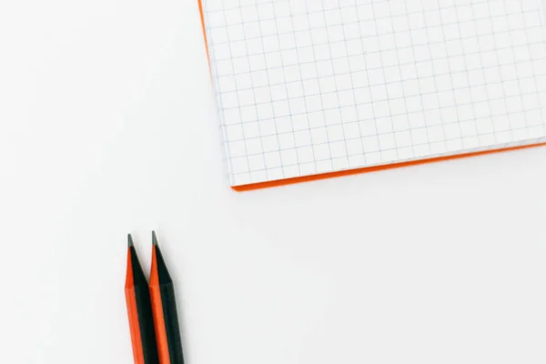白い背景で隔離の鉛筆で空白のメモ帳 — ストック写真