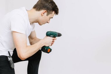 matkap veya üzerinde beyaz backgr izole tornavida ile genç adam