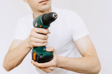 matkap veya üzerinde beyaz backgr izole tornavida ile genç adam