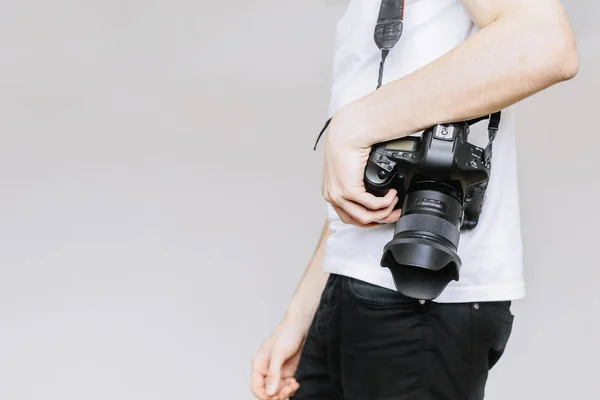 Genç Bir Adam Bir Fotoğraf Makinesi Tutan Baktığı Izole Gri — Stok fotoğraf