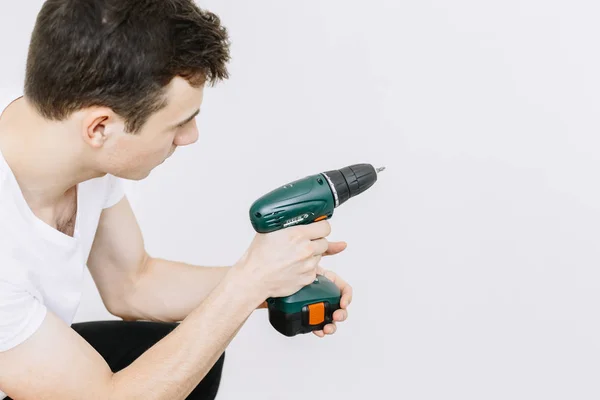 matkap veya üzerinde beyaz backgr izole tornavida ile genç adam