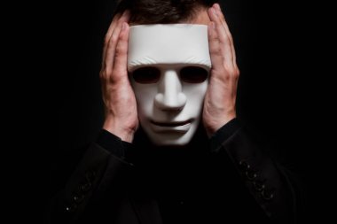 Beyaz maskeli bir adam Close-up