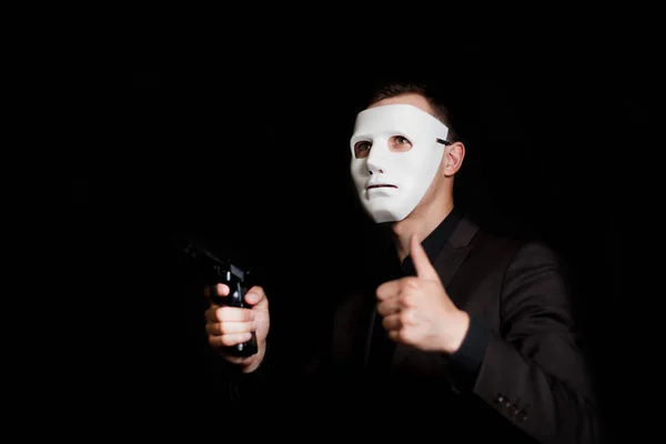 Een Man Een Wit Masker Houdt Een Pistool Zijn Hand — Stockfoto