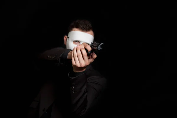 Man Een Wit Masker Een Zwarte Achtergrond Scheuten Met Een — Stockfoto