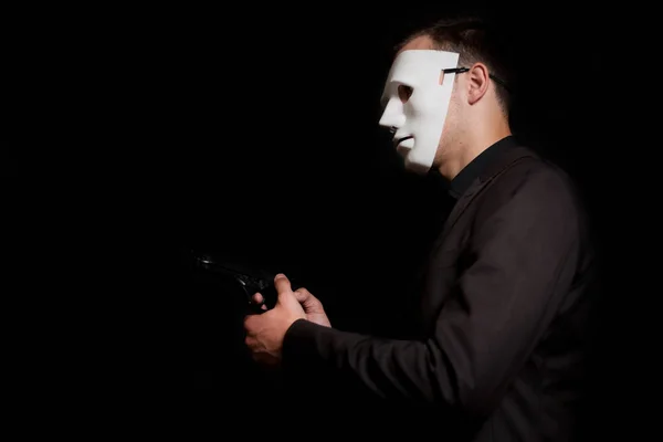Een Man Met Een Pistool Zijn Hand Een Wit Masker — Stockfoto