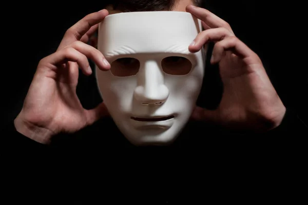 Man Neemt Het Wit Masker Van Zijn Gezicht — Stockfoto