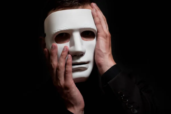 Beyaz maskeli bir adam onun elele saçında Close-up