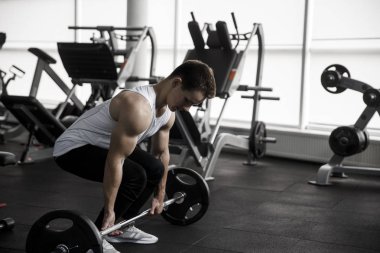 Kaslı adam ağır Deadlift egzersiz yaparak