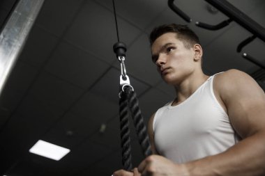 Spor salonunda egzersiz kas adam