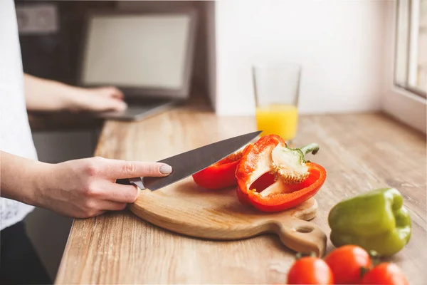 Woman Cut Peppers She Watches How Prepare Dish — Stock Photo, Image