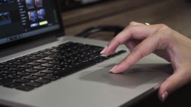 Bir kız, kadın inşaat arkaya bir dizüstü bilgisayar, bir video bağlar