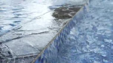 Havuzda bir çeşme küçük bir şelale