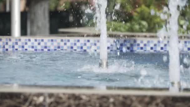 Schöner Brunnen Wasserspritzer — Stockvideo