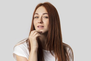 Yakın çekim genç üzerinde Kızıl saçlı kadın izole arka plan gri. O kameraya bakıyor.