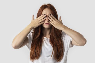 O elleriyle gözlerini kapalı