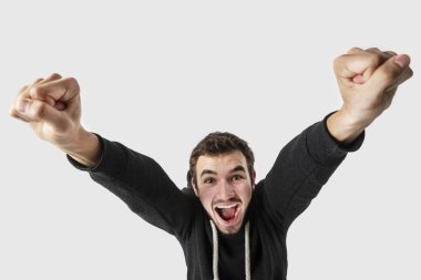 Beyaz genç adam kameraya bakan çok memnun. Beyaz arka plan üzerinde izole.