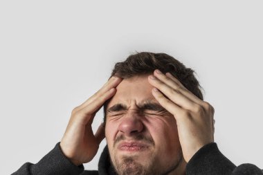 Migren muzdarip Beyaz delikanlı. Beyaz arka plan üzerinde izole. Baş ağrısı kavramı.