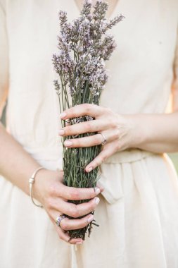 Çiçekleri elinde tutan kadın