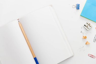 Bir not defteri ve kalem ortasında boş bir beyaz sayfa