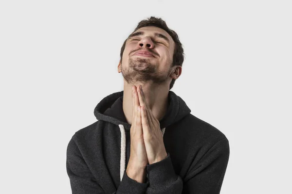 Καυκάσιος νεαρός προσεύχεται. Απομονωμένα σε λευκό φόντο. — Φωτογραφία Αρχείου