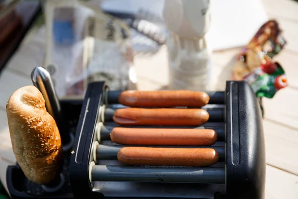 Bratwürste auf dem Rollgrill, Hot Dog — Stockfoto