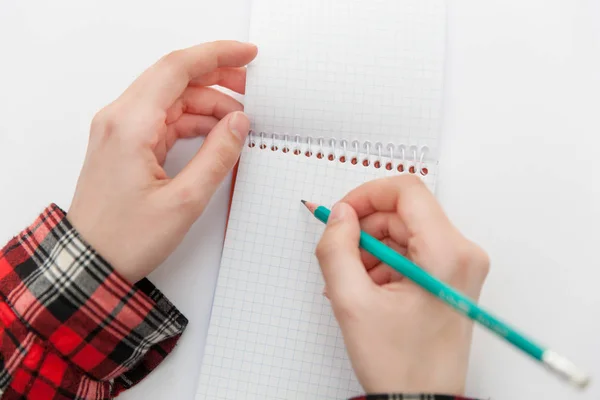 La mano humana con el lápiz se preparan para escribir en el cuaderno. Vista superior . —  Fotos de Stock